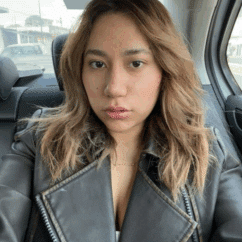 Melissa Pérez Pérez smiling at the camera from a car.